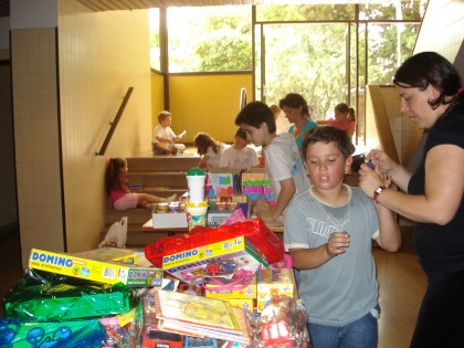 Selecciòn de regalitos para las cajas, los chicos ayudaron haciendo tarjetitas